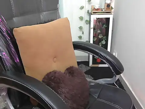 Snapshot of shivi_moto chatting on 21, 11, 2025 shivi moto online show from 21, 11, 2025