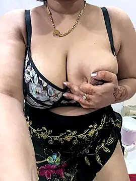Sexybomb33 online show from 4, 11, 2025