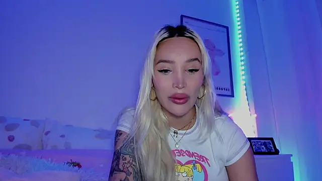 Snapshot of _viioletweekend_ chatting on 12, 3, 2025 viioletweekend online show from 12, 3, 2025