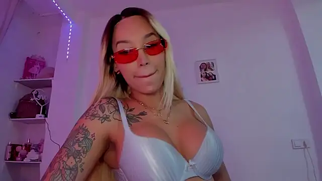 Snapshot of _viioletweekend_ chatting on 28, 11, 2025 viioletweekend online show from 28, 11, 2025