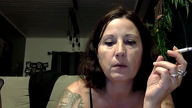 Snapshot of feline27 chatting on 12, 11, 2025 feline27 online show from 12, 11, 2025