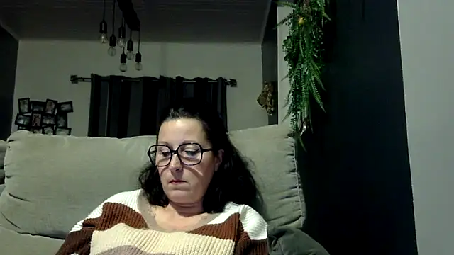 Snapshot of feline27 chatting on 5, 1, 2026 feline27 online show from 5, 1, 2026