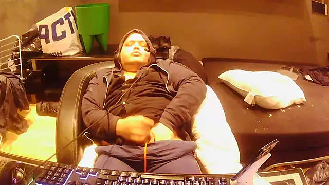 Snapshot of Bebemickey75 chatting on 23, 11, 2025 Bebemickey75 online show from 23, 11, 2025