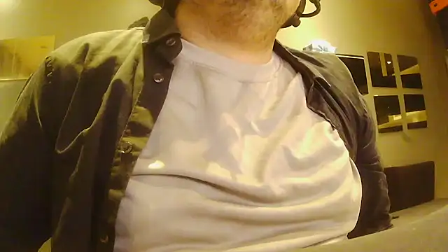 Snapshot of Bebemickey75 chatting on 17, 12, 2025 Bebemickey75 online show from 17, 12, 2025