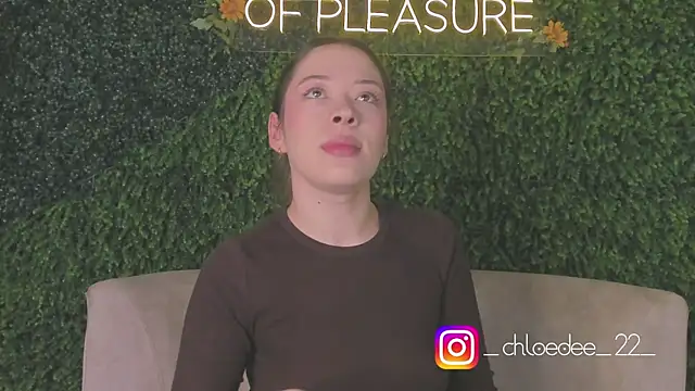 Snapshot of chloe_d chatting on 19, 10, 2025 chloe d online show from 19, 10, 2025