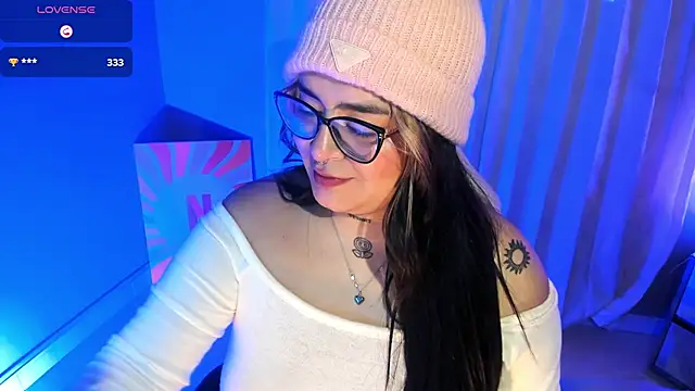 Snapshot of chloe_bonnet chatting on 21, 12, 2024 chloe bonnet online show from 21, 12, 2024