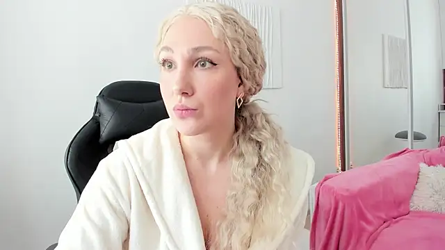 Snapshot of CarolMay chatting on 4, 6, 2026 CarolMay online show from 4, 6, 2026