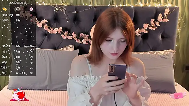 Snapshot of AliceLanley chatting on 19, 11, 2025 AliceLanley online show from 19, 11, 2025