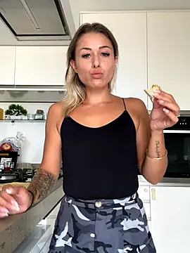 Snapshot of petrouchkaaa_ chatting on 9, 9, 2025 petrouchkaaa online show from 9, 9, 2025