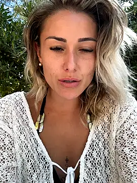 Snapshot of petrouchkaaa_ chatting on 17, 9, 2025 petrouchkaaa online show from 17, 9, 2025