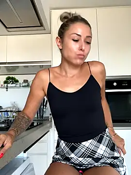 Snapshot of petrouchkaaa_ chatting on 2, 10, 2025 petrouchkaaa online show from 2, 10, 2025