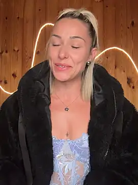 Snapshot of petrouchkaaa_ chatting on 16, 4, 2026 petrouchkaaa online show from 16, 4, 2026