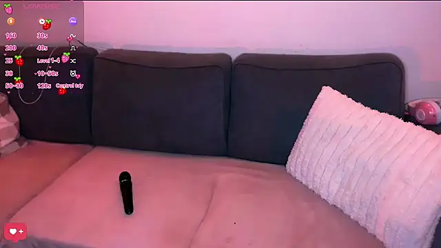 Snapshot of PetiteAngel666 chatting on 5, 11, 2025 PetiteAngel666 online show from 5, 11, 2025