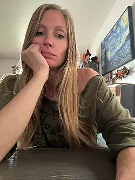 Snapshot of ItsDanniG chatting on 8, 6, 2026 ItsDanniG online show from 8, 6, 2026