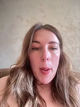 Snapshot of MommmyYummy chatting on 12, 3, 2025 MommmyYummy online show from 12, 3, 2025