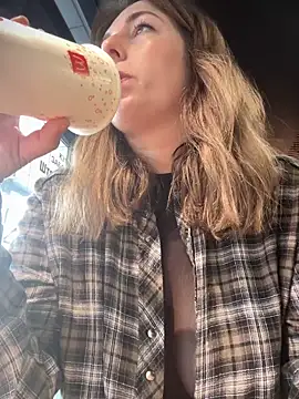 Snapshot of MommmyYummy chatting on 13, 3, 2025 MommmyYummy online show from 13, 3, 2025