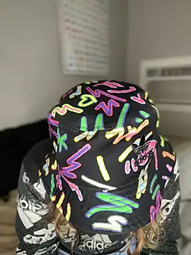 4kUsh2Fashion0 online show from 4, 2, 2025