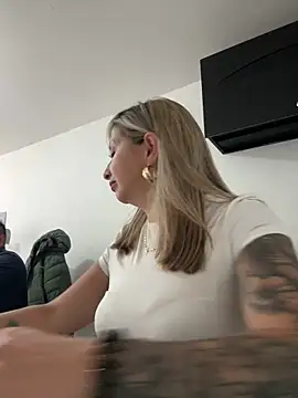  Abril-Office1 online show from 20, 1, 2025