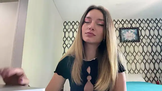 Snapshot of SirenaBelle chatting on 8, 2, 2025 SirenaBelle online show from 8, 2, 2025