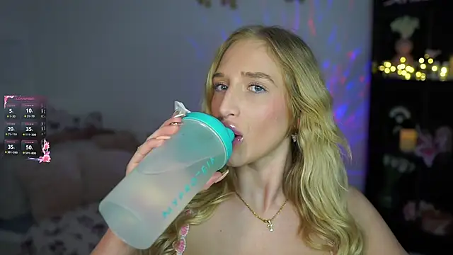 Nicolette  Shea  online show from 16, 1, 2025