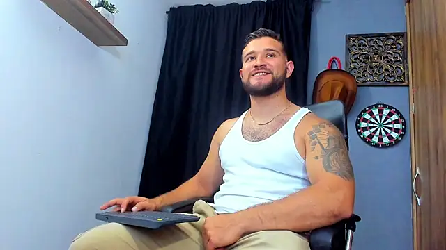 Snapshot of AndrewDiaz chatting on 7, 4, 2026 AndrewDiaz online show from 7, 4, 2026