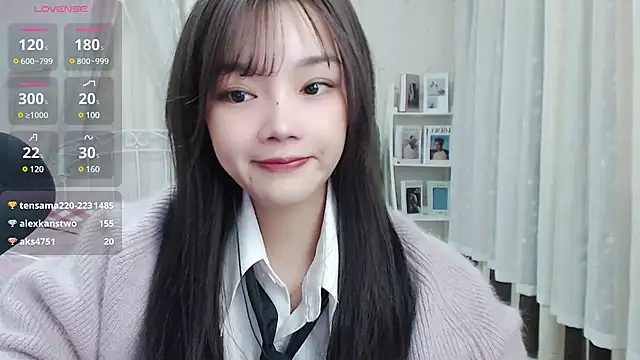 Snapshot of Jenny-Z chatting on 4, 3, 2025 Jenny-Z online show from 4, 3, 2025