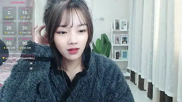 Snapshot of Jenny-Z chatting on 5, 3, 2025 Jenny-Z online show from 5, 3, 2025