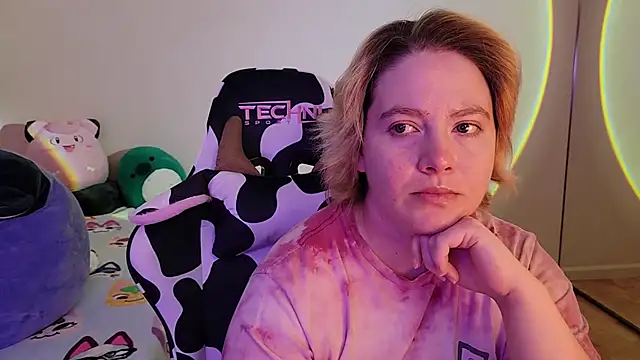 Snapshot of InternetFairy_XO chatting on 13, 12, 2024 InternetFairy XO online show from 13, 12, 2024