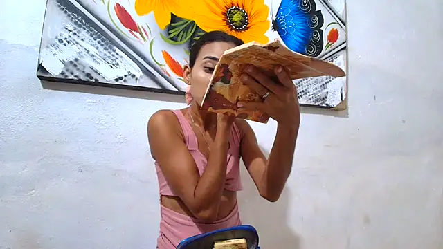 Snapshot of luciana_daza chatting on 7, 10, 2025 luciana daza online show from 7, 10, 2025