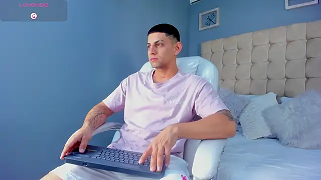 Snapshot of Alex_cute77 chatting on 10, 9, 2025 Alex cute77 online show from 10, 9, 2025