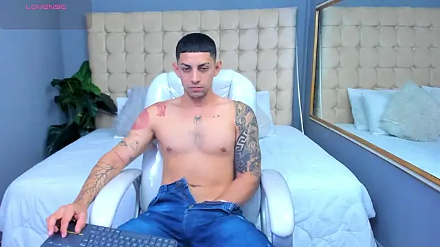 Snapshot of Alex_cute77 chatting on 11, 9, 2025 Alex cute77 online show from 11, 9, 2025