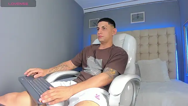 Snapshot of Alex_cute77 chatting on 24, 9, 2025 Alex cute77 online show from 24, 9, 2025