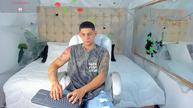 Snapshot of Alex_cute77 chatting on 7, 10, 2025 Alex cute77 online show from 7, 10, 2025