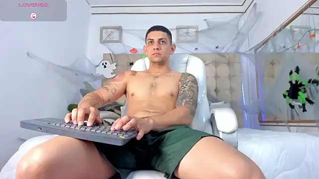 Snapshot of Alex_cute77 chatting on 21, 10, 2025 Alex cute77 online show from 21, 10, 2025