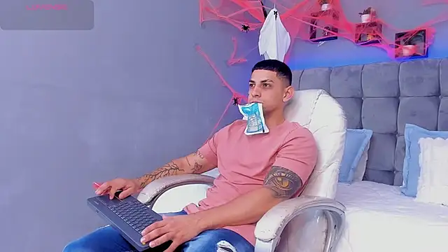 Snapshot of Alex_cute77 chatting on 30, 10, 2025 Alex cute77 online show from 30, 10, 2025