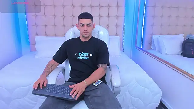 Snapshot of Alex_cute77 chatting on 3, 12, 2025 Alex cute77 online show from 3, 12, 2025