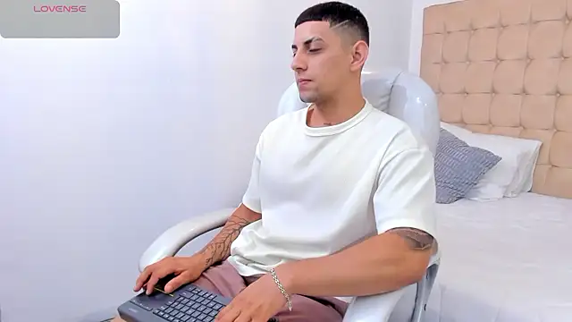 Snapshot of Alex_cute77 chatting on 7, 1, 2026 Alex cute77 online show from 7, 1, 2026