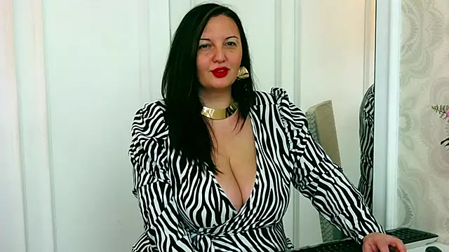 JudithCombs online show from 6, 1, 2025