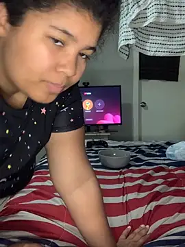 Snapshot of KittyLoroi chatting on 29, 10, 2025 KittyLoroi online show from 29, 10, 2025