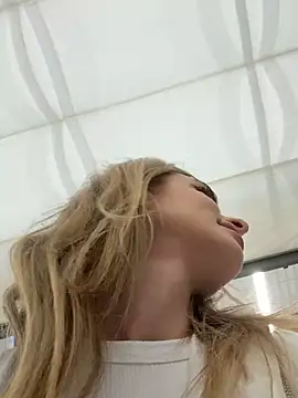 Snapshot of EvieEvans chatting on 11, 3, 2025 EvieEvans online show from 11, 3, 2025