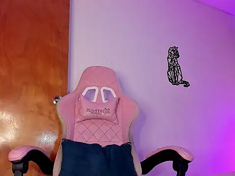 Snapshot of emily_lady20 chatting on 14, 11, 2025 emily lady20 online show from 14, 11, 2025