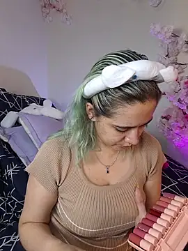 Snapshot of NaomiShimizu chatting on 10, 11, 2025 NaomiShimizu online show from 10, 11, 2025