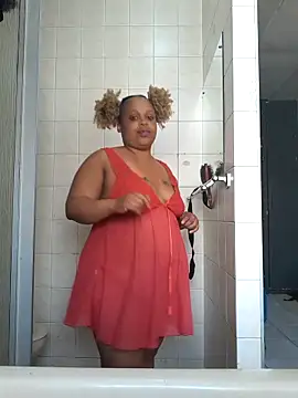 Snapshot of THESHORTQUEEN chatting on 5, 11, 2025 THESHORTQUEEN online show from 5, 11, 2025