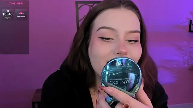 Snapshot of CoralineKeyns chatting on 18, 2, 2025 CoralineKeyns online show from 18, 2, 2025