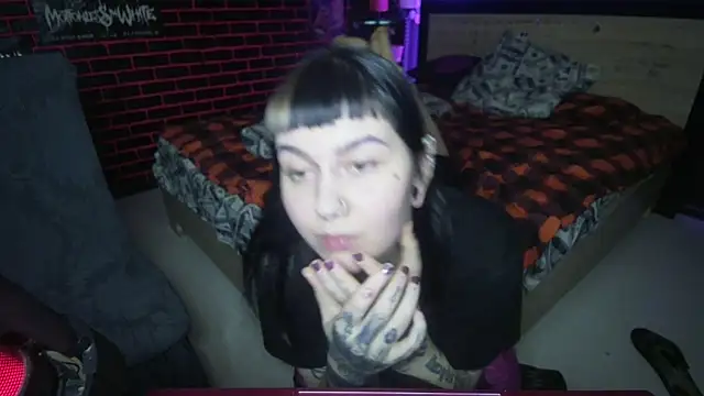 Snapshot of MoorderxDoll chatting on 14, 12, 2025 MoorderxDoll online show from 14, 12, 2025