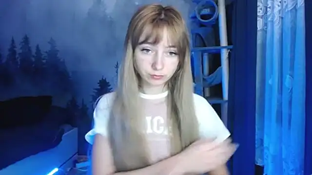 Snapshot of LuciaYoung chatting on 28, 12, 2024 LuciaYoung online show from 28, 12, 2024