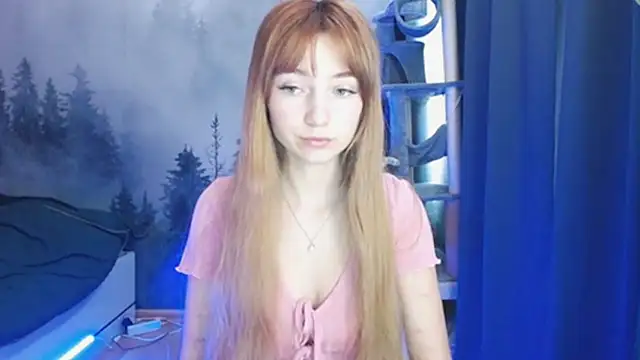 Snapshot of LuciaYoung chatting on 4, 1, 2025 LuciaYoung online show from 4, 1, 2025