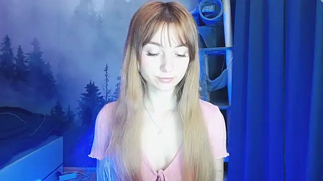 Snapshot of LuciaYoung chatting on 4, 1, 2025 LuciaYoung online show from 4, 1, 2025