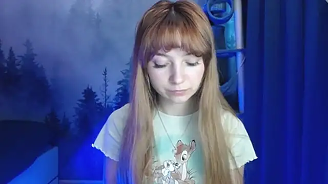Snapshot of LuciaYoung chatting on 5, 1, 2025 LuciaYoung online show from 5, 1, 2025