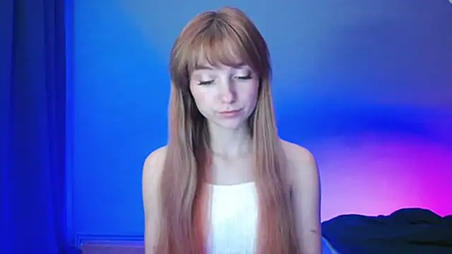 Snapshot of LuciaYoung chatting on 12, 1, 2025 LuciaYoung online show from 12, 1, 2025